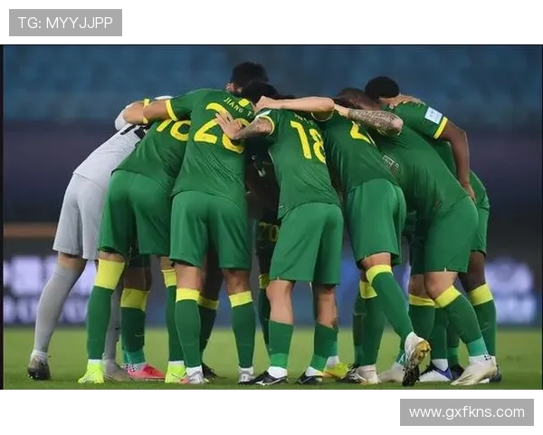 国安中场人员冗余但功能重叠，节奏混乱影响赛季走势