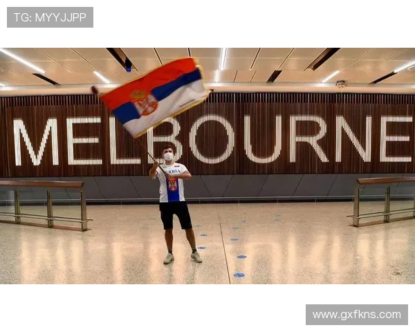 德约球场上拼命，机场却拎着小白鞋逛街，这差距有点让人服气